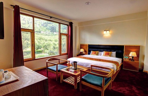 Manali Hotel | The Woodbine is situated amongst lofty evergreens and sublime Peaks.