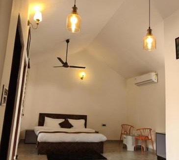 Bail Parao Hotel | The woods by lake & woods