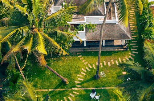 Kochi Villa | This is a 7-room Lakeside villa with a beautiful view and lawn.