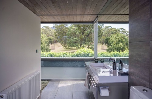 Mount Macedon House | Thule Country Estate | Sleeps 12 | Private Lake, Pool & Farm | 45 mins Melbourne