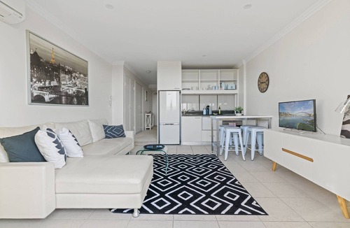 Neutral Bay Apartment | Top Floor Apartment with Balcony in Great Location