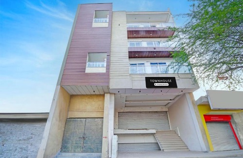Mehrauli Hotel | Townhouse Chhatarpur Metro Station Delhi