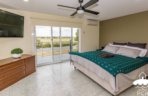 Fish Creek House | Tractor Summary: Styl