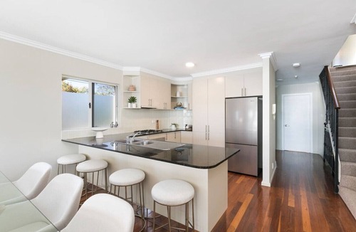 Sylvania Apartment | Tranquil 4-bedroom water view apartment