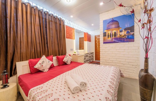 Amer Fort Road Hotel | Travellers Village