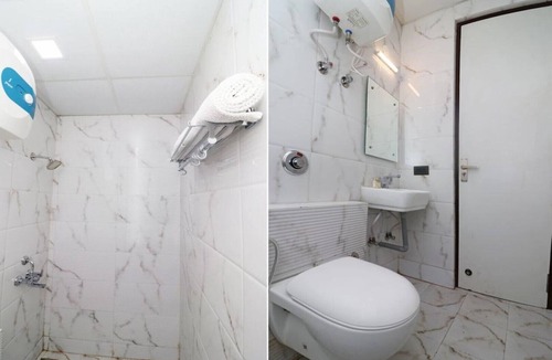 Taj Ganj House | Triple bedroom Room.