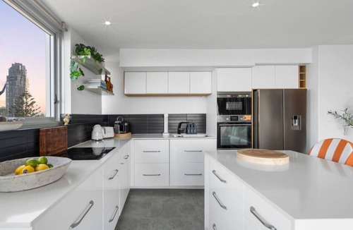 Main Beach Apartment | Twenty Two with a View - Main Beach - WiFi Parking