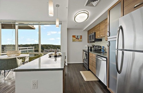 Vienna Apartment | Tysons 2BR | Corner Views, Balcony, Pool & Gym