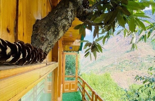 Banjar Ski Chalet | Unique Tree House with Bathtub & Panoramic Himalayan Views