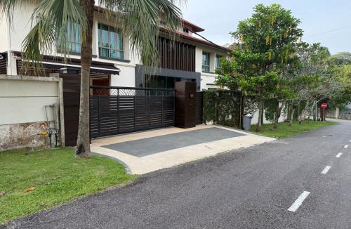 Central District Villa | Urban Resort Villa, Taman Kolam Air