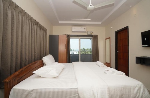 Dwaraka Nagar Hotel | v square inn