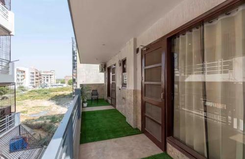 Gurugram Apartment | Vaneen Stay Luxury 1BHK Apartment with Balcony Sector 42 Golf Course Road