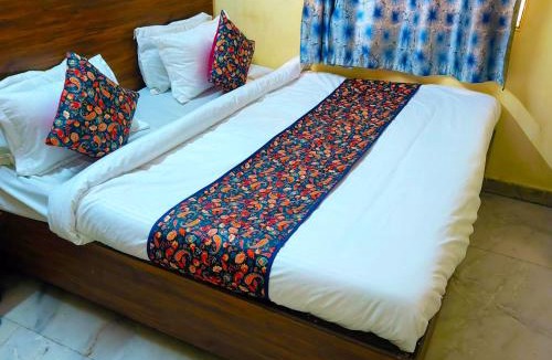 Gopalbari Hotel | Vasant Stays By Amisha Palace - 5 Min Walk to Railway Station