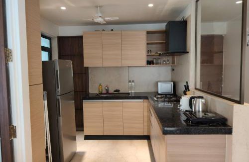 Kurla Apartment | Vienna Studio near BKC Pool Wi-Fi Kitchen