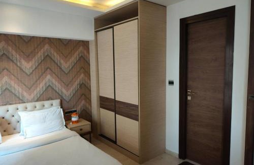 Kurla Apartment | Vienna Studio near BKC Pool Wi-Fi Kitchen