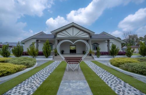 Kampung Bukit Katil Villa | Villa Dracaena Melaka - Private Pool, Hill View, 20 minutes to Town