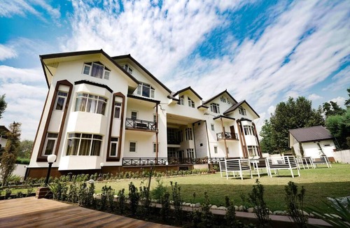 Nishat-Shalimar Apartment | Walisons Homestay Spirea 2 BHK B3
