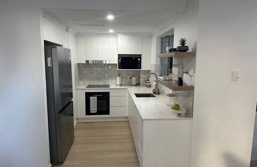 North Ward Apartment | Walk to the beach - 3 Bed-2 carparks in North Ward