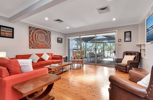 Wangi Wangi House | Wangi Dreaming waterfront holiday home - walk to village
