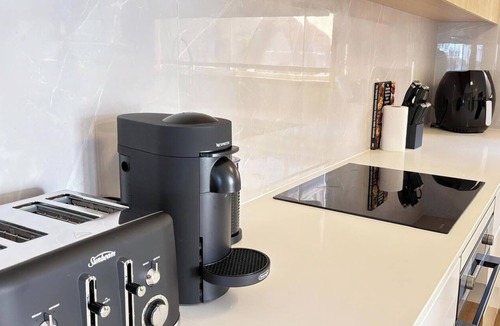 Wangi Wangi House | Wangi Waterfront Escape, Walk to Cafes, Parks & Lake Reserve