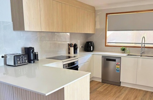 Wangi Wangi House | Wangi Waterfront Escape, Walk to Cafes, Parks & Lake Reserve