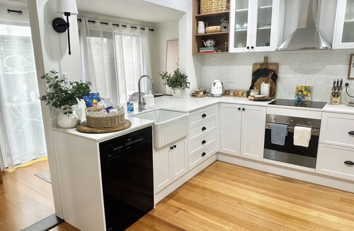 Bacchus Marsh Cottage | Warm Winter Escape | Fireplace and Charm
