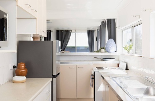 Swan Bay House | Waterfront Cottage - direct waterfront access, boat-friendly block, firepit, water views