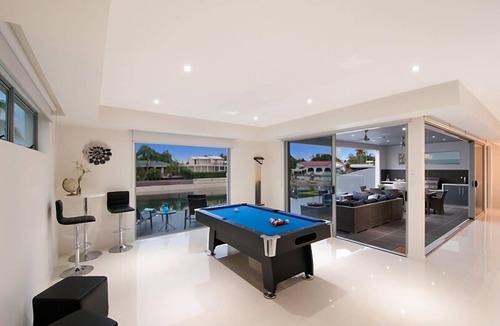 Broadbeach Waters House | Waterfront Splendour – Luxurious waterfront living