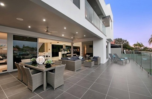 Broadbeach Waters House | Waterfront Splendour – Luxurious waterfront living