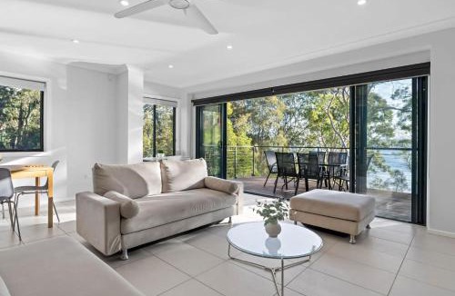 Wangi Wangi House | Waterfront Treetops Getaway