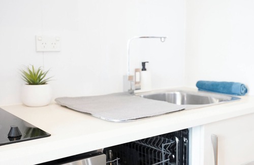 Waterloo Apartment | Waterloo|1BD|1BR|POOL|Gym|Sleeps 4 Guests|Air mattress|Moore Park close by|UNSW