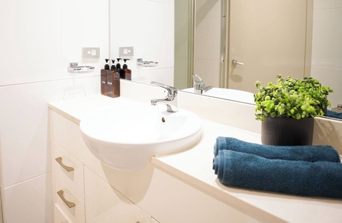 Waterloo Apartment | Waterloo|1BD|1BR|POOL|Gym|Sleeps 4 Guests|Air mattress|Moore Park close by|UNSW