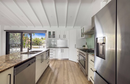 Broadbeach Waters House | Waterside Oasis Broadbeach 5 Bedroom Water Views. Pet Friendly.