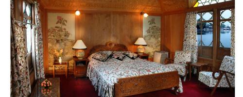 Nagin Bagh Hotel | WelcomHeritage Gurkha Houseboats
