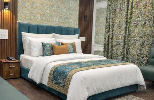 Dal Lake House | White blossom