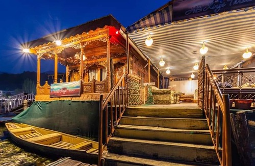 Dal Lake House | White blossom