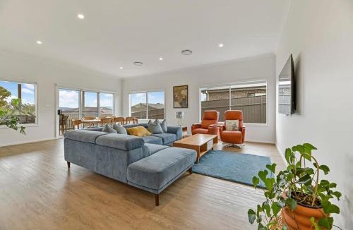 Orange House | White Haven - Luxe Abode, Firepit, Mountain Views