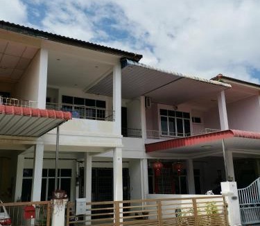 Taman Impian House | White House 19 Room B