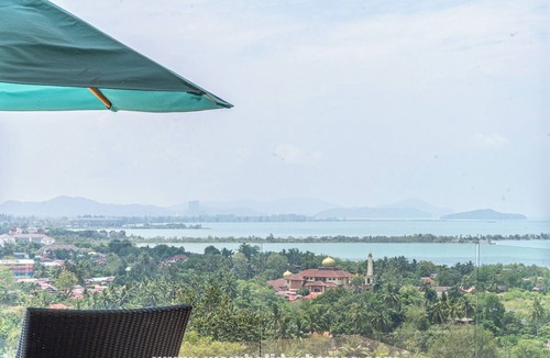 Padang Matsirat Villa | White Monkey Villa - Private Pool & Jacuzzi @Seaview