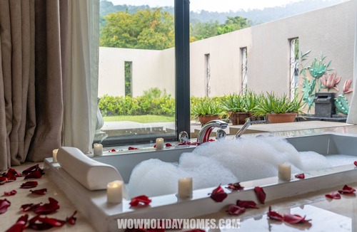 Padang Matsirat Villa | White Monkey Villa - Private Pool & Jacuzzi @Seaview