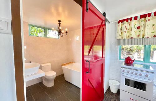Kuala Besut House | Wifi Netflix Tiny House near Jetty of Kuala Besut 4 pax