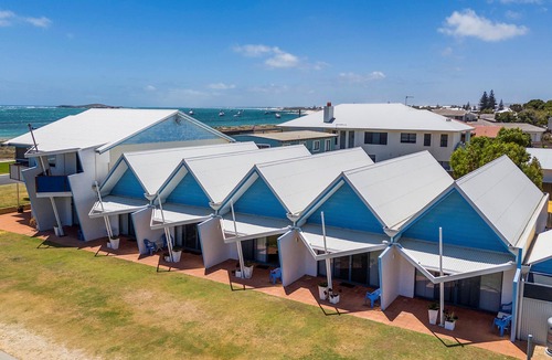 Lancelin House | Windsurfer Beach Chalet 3 - No frills holiday vibe