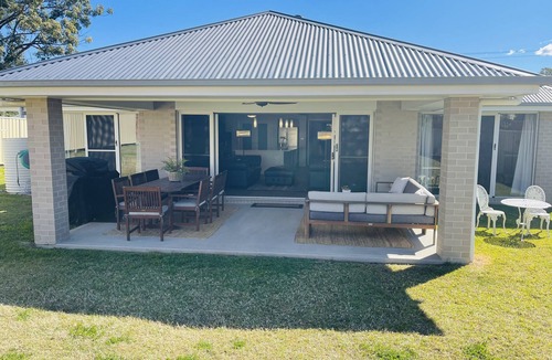 Cessnock House | Wine Down Manor - Large and Stunning 5 Bedroom Home in the Hunter Valley