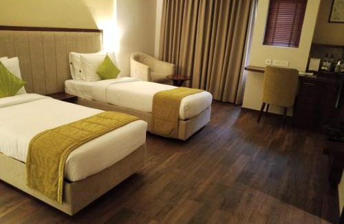 Perintalmanna Hotel | Woodbine Foliage