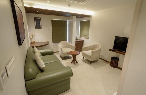 Perintalmanna Hotel | Woodbine Foliage