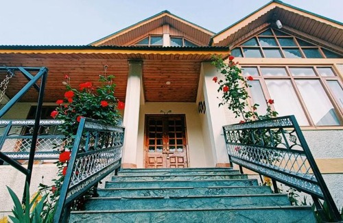 Manali Villa | Wooden Penthouse with Mountain view