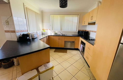Worrigee House | Worrigee 3BR/1BA Stay Heated Rooms Near Shops