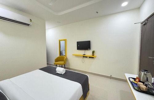 Gachibowli Hotel | Yellow Sapphire Hotel DLF Cyber City