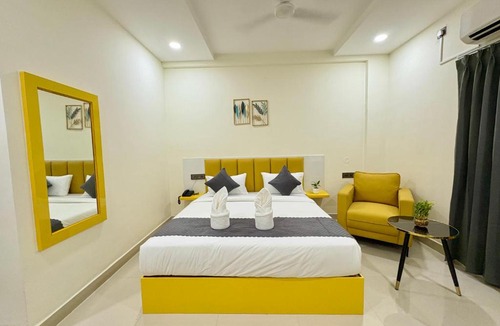 Gachibowli Hotel | Yellow Sapphire Hotel DLF Cyber City