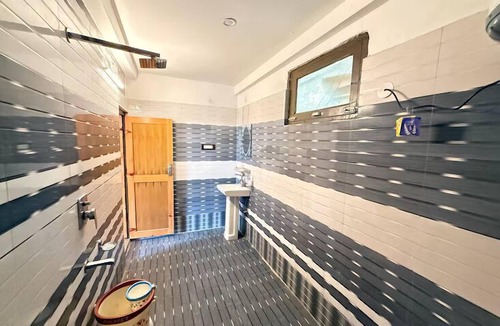 Tosh Hotel | Yellowjackets Hotel Tosh